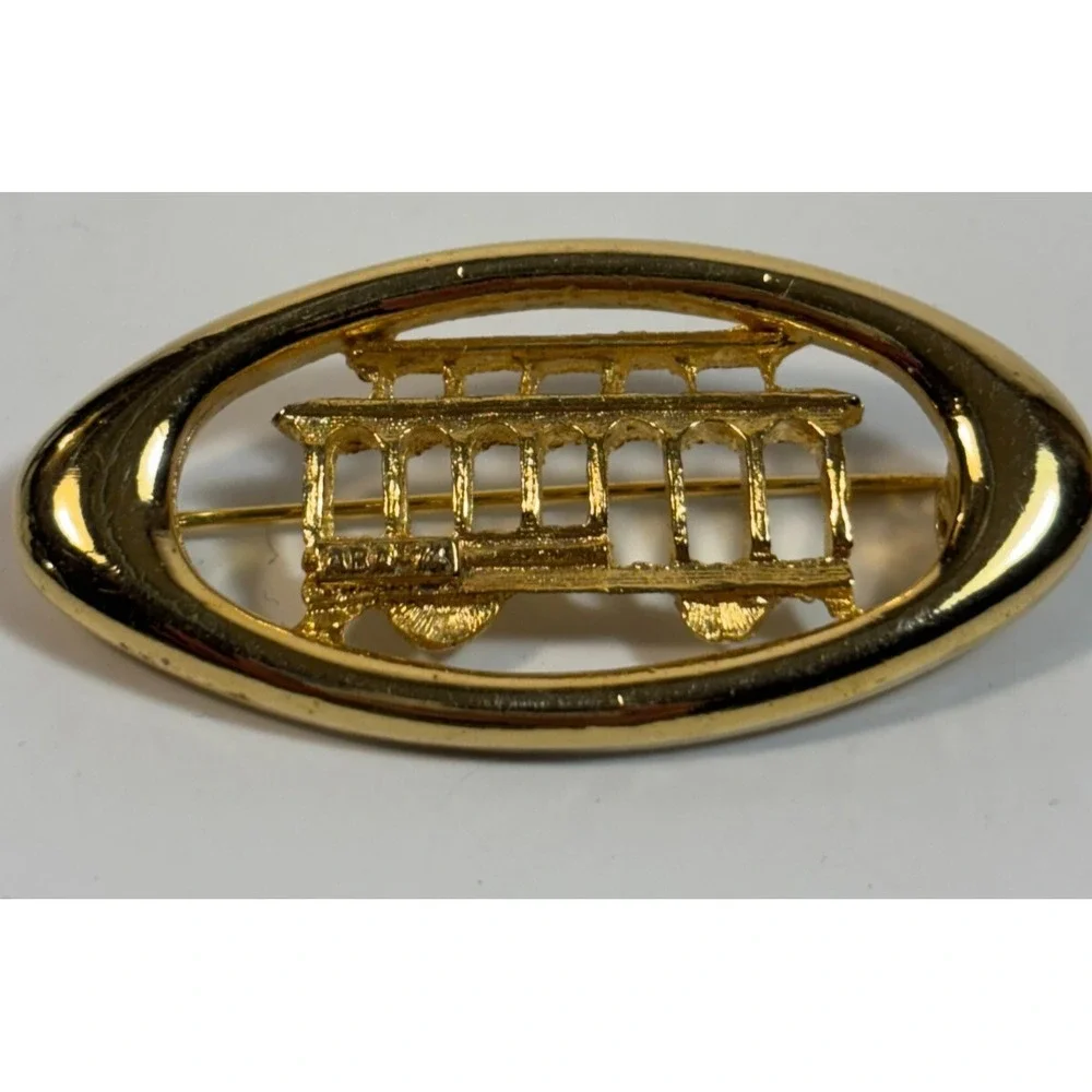 Vintage Brooch‎ Pin with Tiny Details San Francisco Gold Tone Cable Car